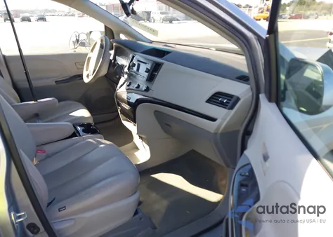 2011 Toyota Sienna Le V6 z USA, uszkodzony, nr VIN 5TDKK3DC9BS135194